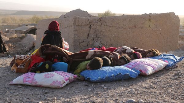 Дети спят рядом с разрушенными домами после землетрясения в деревне Сарбуланд провинции Герат, Афганистан - Sputnik Узбекистан