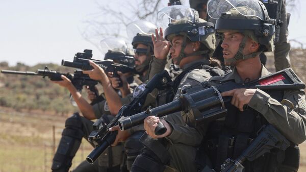 Израильские военнослужащие во время операции по поиску палестинских боевиков недалеко от города Наблус. - Sputnik Узбекистан