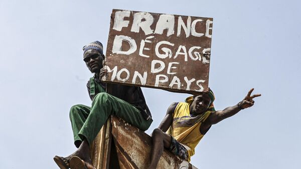Protesti vozle aviabazi v Niamee s trebovaniyem vivoda fransuzskix voyennix sil iz Nigera - Sputnik O‘zbekiston