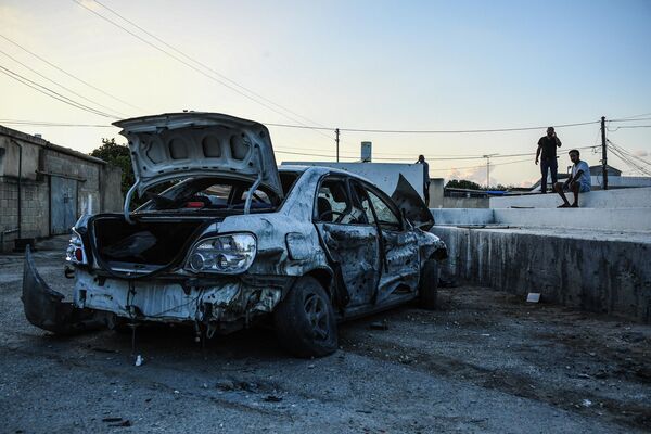 Автомобиль на улице Ашкелона после ракетного обстрела со стороны Сектора Газа.  - Sputnik Узбекистан