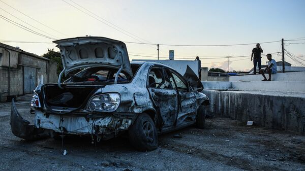 Автомобиль на улице Ашкелона после ракетного обстрела со стороны Газы - Sputnik Узбекистан