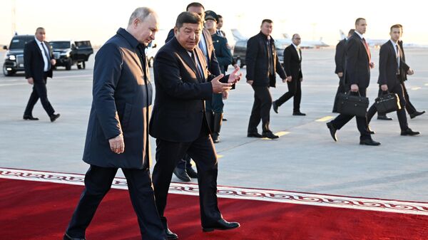 Прибытие президента РФ В. Путина в Бишкек - Sputnik Узбекистан