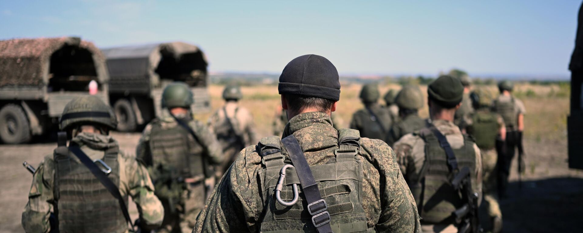 Popolnenie odnogo iz desantno-shturmovix polkov VDV provodit zanyatiya po boyevomu slajivaniyu na poligone v LNR - Sputnik O‘zbekiston, 1920, 01.04.2026