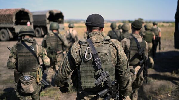 Пополнение одного из десантно-штурмовых полков ВДВ проводит занятия по боевому слаживанию на полигоне в ЛНР - Sputnik Узбекистан