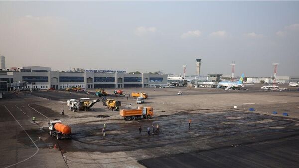 В  Ташкентском аэропорту начат капитальный ремонт стоянок самолетов. - Sputnik Узбекистан