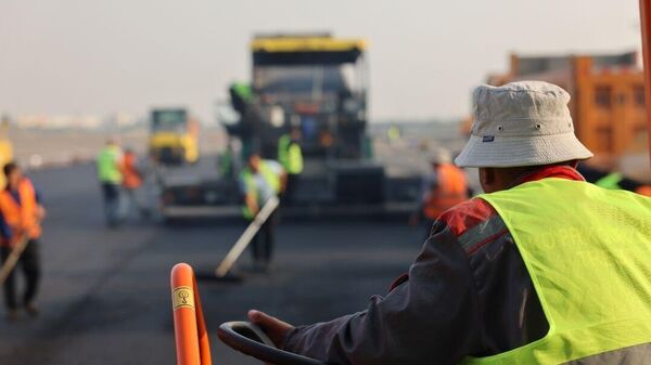 В  Ташкентском аэропорту начат капитальный ремонт стоянок самолетов. - Sputnik Ўзбекистон