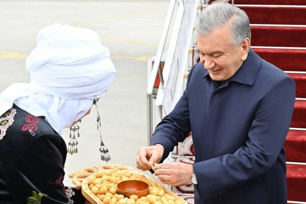 Президент Республики Узбекистан Шавкат Мирзиёев прибыл с рабочим визитом в город Бишкек. - Sputnik Узбекистан