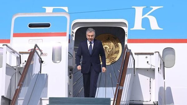 Шавкат Мирзиёев прибыл в Самаркандскую область для участия в юбилейной сессии Генассамблеи Всемирной туристской организации. - Sputnik Узбекистан