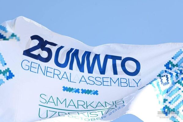 Флаг 25-й сессии Генассамблеи UNWTO в Самарканде. - Sputnik Ўзбекистон