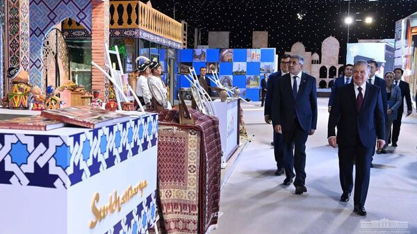 Шавкат Мирзиёев посетил выставку в международном туристическом центре “Великий шелковый путь” в Самарканде.  - Sputnik Узбекистан