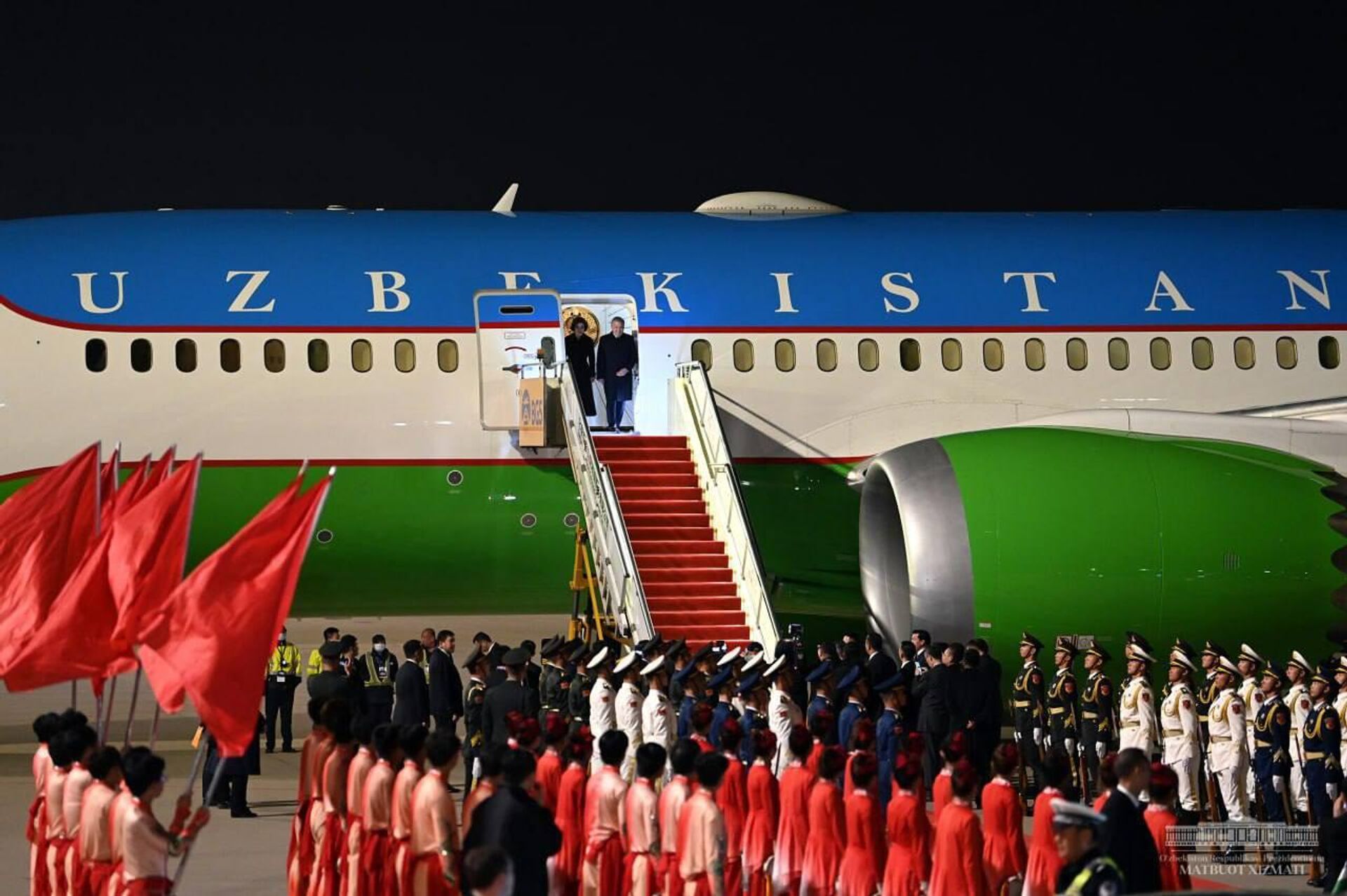 Президент Узбекистана прибыл в Пекин. - Sputnik Узбекистан, 1920, 17.10.2023