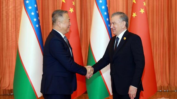 Shavkat Mirziyoyev Pekin shahrida China CAMC Engineering kompaniyasi raisi Van Boni qabul qildi - Sputnik O‘zbekiston
