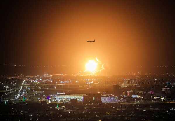 &quot;Огненный шар&quot;, 1-е место Айман Якуб, Бахрейн. Огонь и дым поднимаются после ракетного удара со стороны Йемена по нефтяной базе Saudi Aramco в саудовском городе Джидда - Sputnik Узбекистан