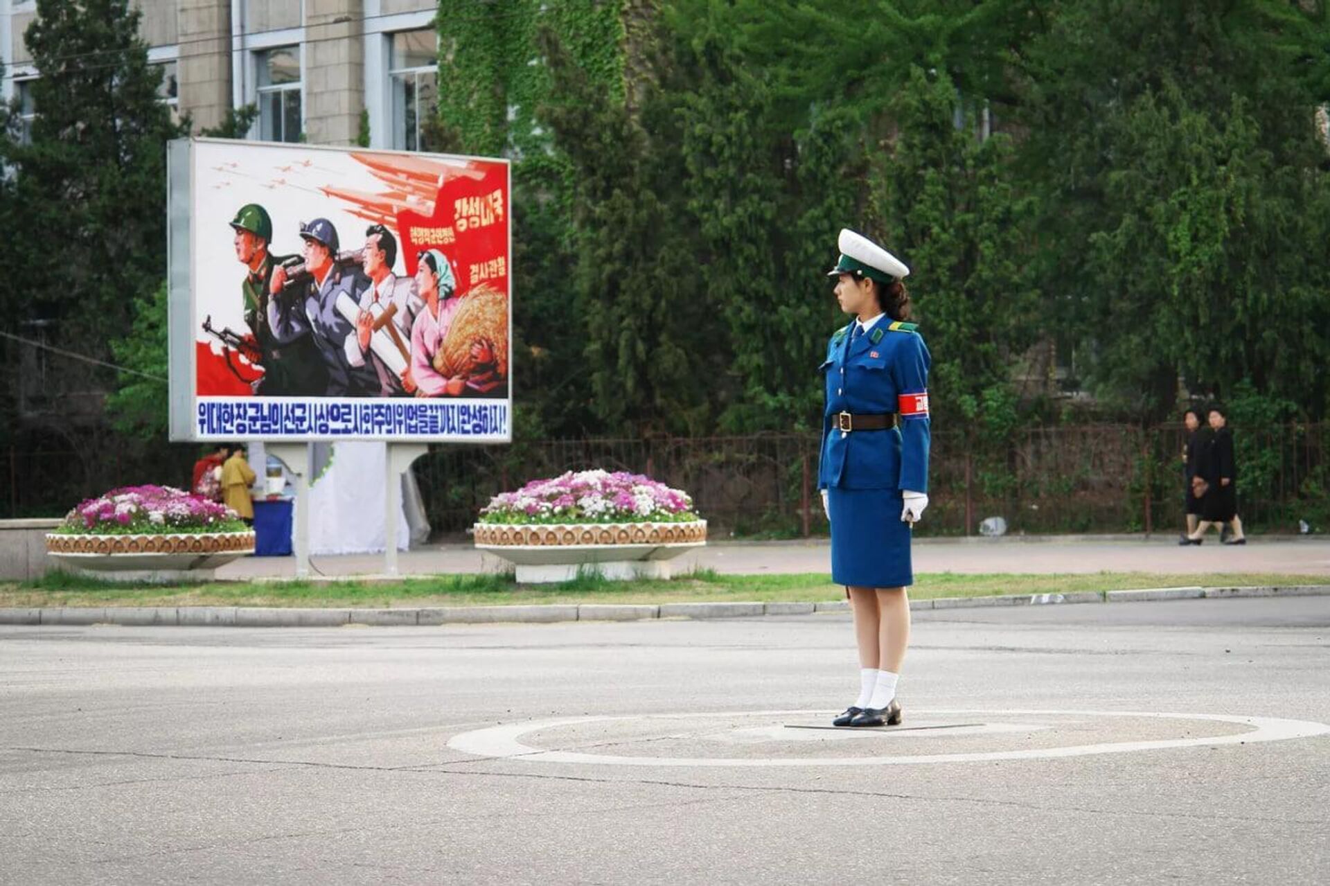 Регулировщица на одной из улиц в Пхеньяне. - Sputnik Ўзбекистон, 1920, 22.10.2023