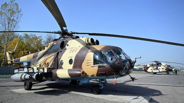Прибытие двух отремонтированных вертолетов из Узбекистана в Бишкек. - Sputnik Узбекистан