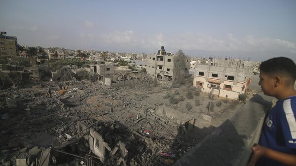 Malchik smotrit na zdaniya, razrushennie v rezultate izrailskoy bombardirovki sektora Gaza v Rafaxe - Sputnik O‘zbekiston