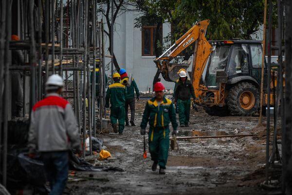 Рабочие на строительной площадке в Ташкенте. - Sputnik Узбекистан