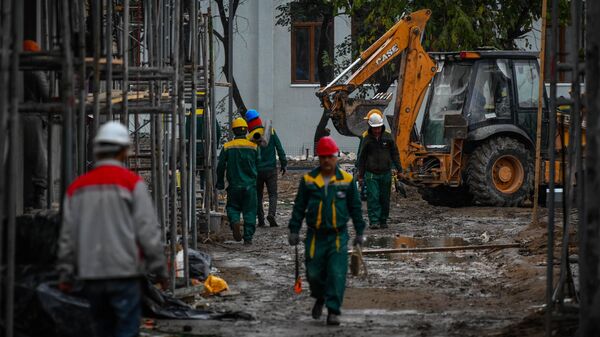 Рабочие на строительной площадке на одном из улиц Ташкента  - Sputnik Ўзбекистон