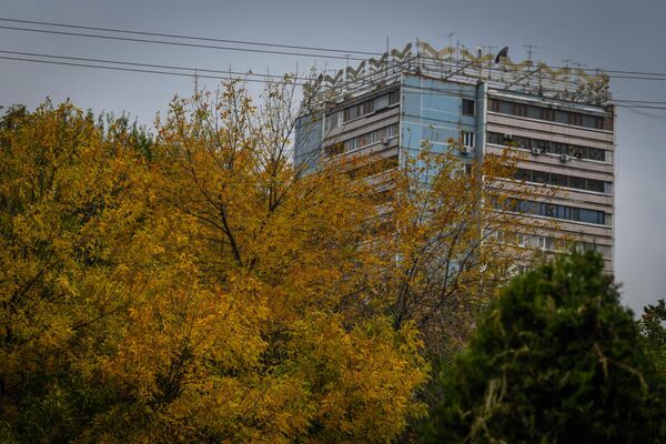 Осенний вид на известные &quot;московские высотки&quot; на площади Хамида Олимджана в Ташкенте. - Sputnik Узбекистан