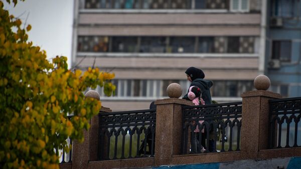 Женщина гуляет с детьми на одной из улиц Ташкента - Sputnik Узбекистан