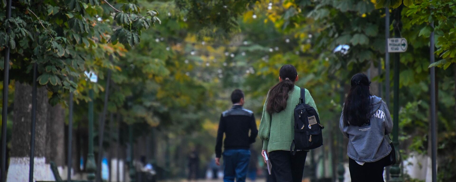 Девушки гуляют на одной из парков Ташкента - Sputnik Ўзбекистон, 1920, 13.11.2023