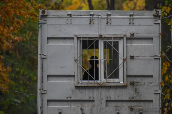 Силуэт человека внутри жилого контейнера в Ташкенте. - Sputnik Узбекистан