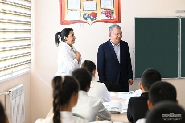 Шавкат Мирзиёев незапланированно посетил и школу №12 в центре Каршинского района - городе Бешкенте - Sputnik Ўзбекистон
