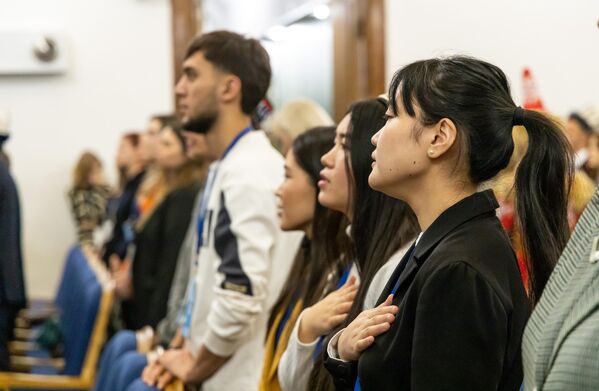 Участники форума слушают гимн Узбекистана. - Sputnik Узбекистан