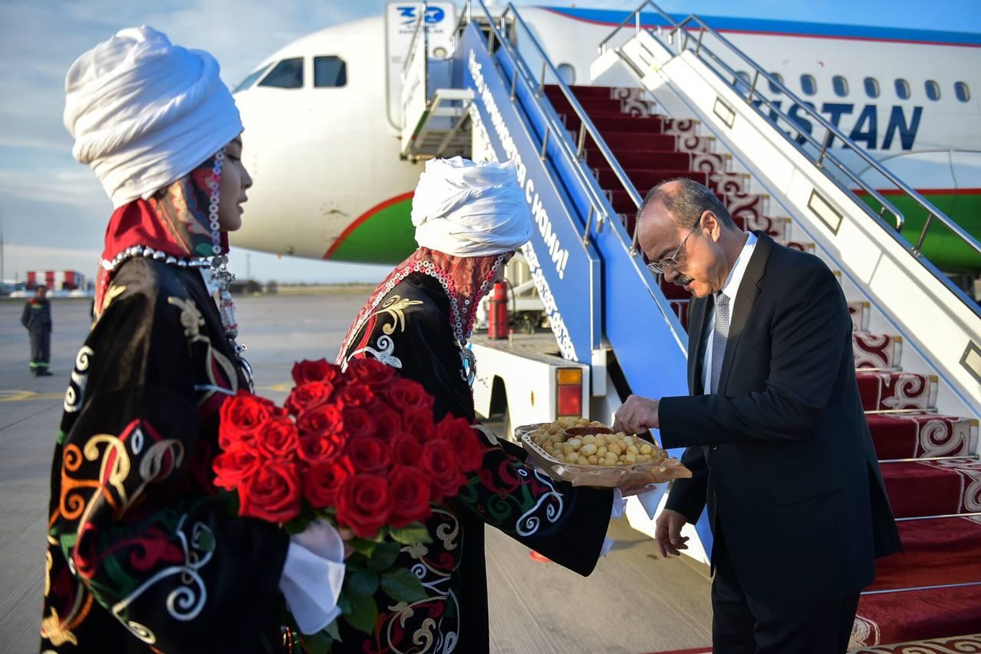 Премьер-министр Республики Узбекистан Абдулла Арипов прибыл в Кыргызскую Республику. - Sputnik Узбекистан, 1920, 25.10.2023