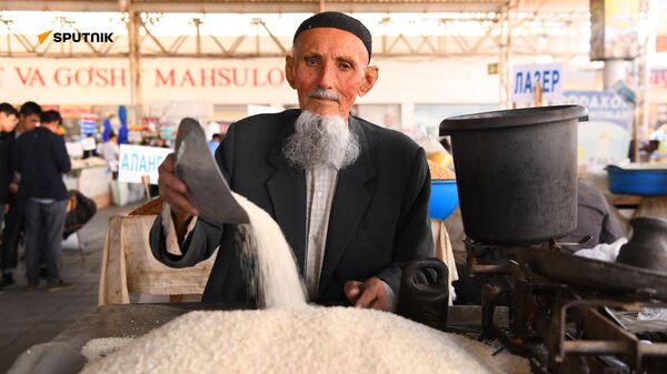 Житель Ургенча уже полвека торгует рисом. - Sputnik Узбекистан