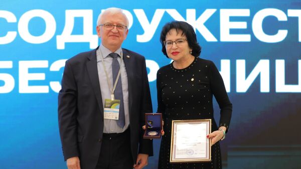 Тамарахон Арипова, исследователь из Узбекистана, награждена Золотой медалью МГНЦ. - Sputnik Узбекистан