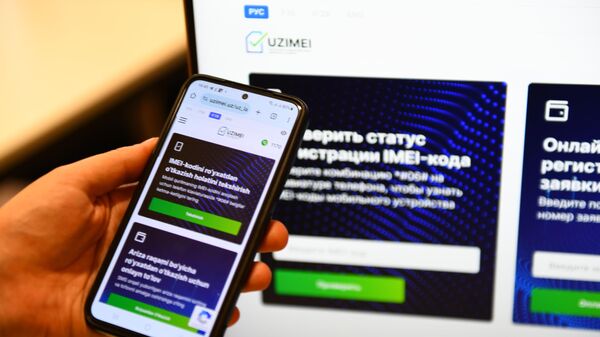 Сайт UZIMEI на фоне телефона - Sputnik Узбекистан