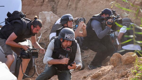 Репортеры укрываются, услышав сирены, предупреждающие о приближающемся ракетном обстреле из Газы - Sputnik Ўзбекистон