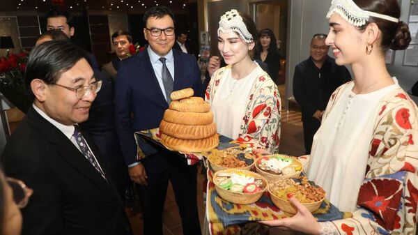 Азиз Абдухакимов встретил министра культуры и туризма КНР Ху Хепина. - Sputnik Узбекистан