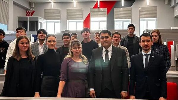 Встреча дипломатов с узбекскими студентами в Уральском государственном университете путей сообщения. - Sputnik Узбекистан