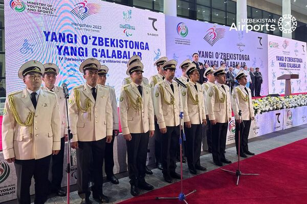 В аэропорту Ташкента торжественно встретили участников Паразиатских игр  - Sputnik Ўзбекистон