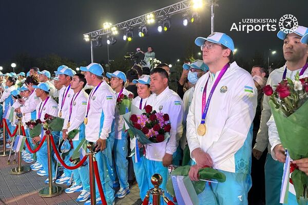 В аэропорту Ташкента торжественно встретили участников Паразиатских игр  - Sputnik Узбекистан