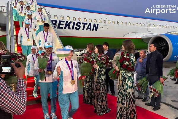 В аэропорту Ташкента торжественно встретили участников Паразиатских игр  - Sputnik Ўзбекистон