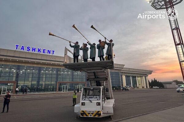 V aeroportu Tashkenta torjestvenno vstretili uchastnikov Paraziatskix igr  - Sputnik O‘zbekiston