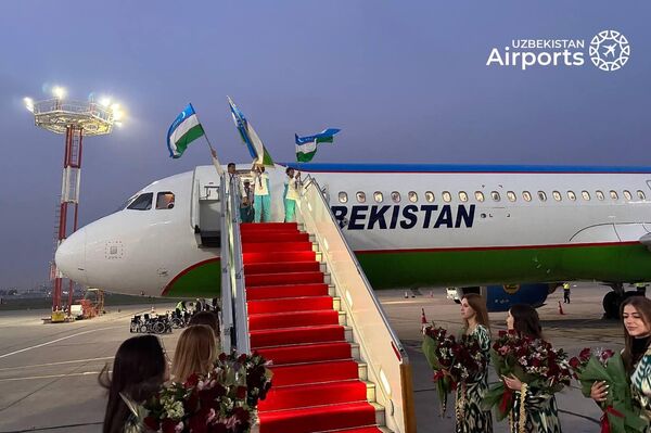 В аэропорту Ташкента торжественно встретили участников Параазиатских игр. - Sputnik Узбекистан