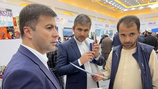 Абдулла Азизов посетил выставку Made in Uzbekistan. - Sputnik Узбекистан