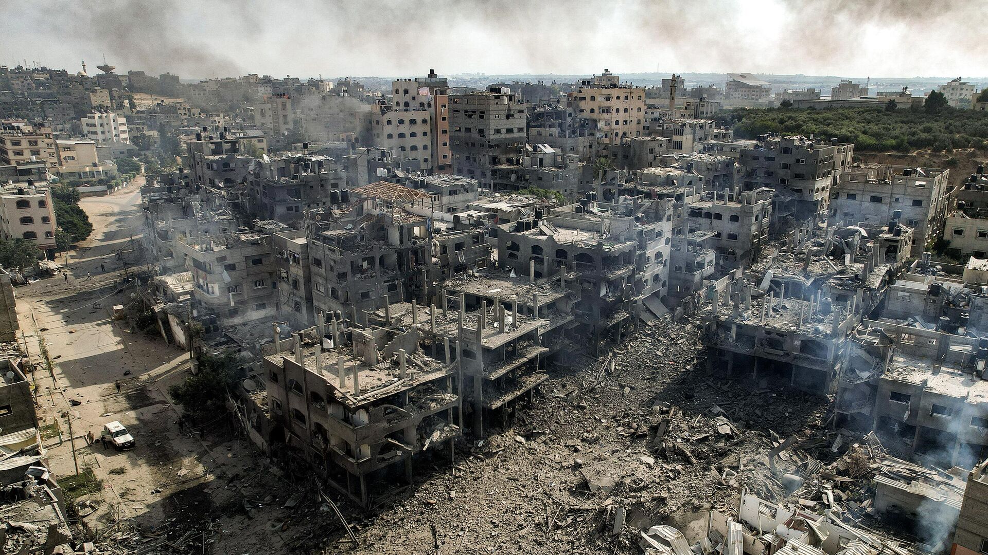 Разрушенные в результате авиаударов Израиля здания в Джебалии. - Sputnik Узбекистан, 1920, 01.11.2023