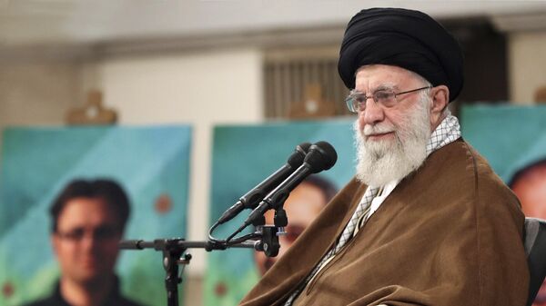 Verxovniy lider Ayatolla Ali Xamenei na vstreche v Tegerane, Iran, 17-oktabrya 2023 goda. - Sputnik O‘zbekiston