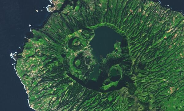 Остров Сан-Мигель — самый большой, самый густонаселенный и наиболее вулканически активный из девяти островов Азорского архипелага. - Sputnik Узбекистан