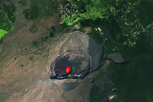 После трех недель отдыха на вершине Килауэа снова потекла лава. - Sputnik Узбекистан