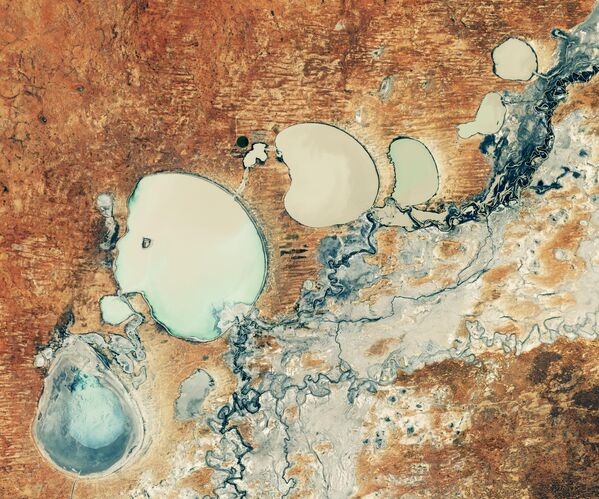 Историческое наводнение в Новом Южном Уэльсе привело к попаданию воды в эти австралийские озера впервые за пять лет. - Sputnik Узбекистан