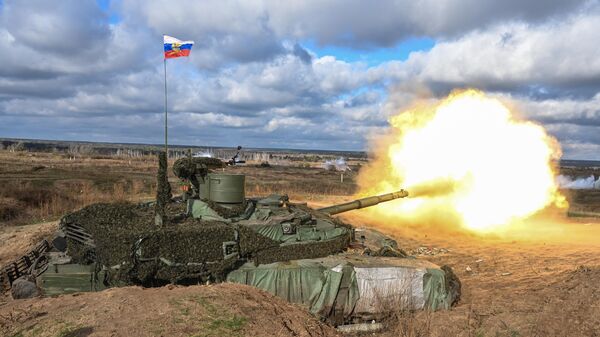 Боевое слаживание экипажей танков Т-90М Прорыв в зоне СВО. - Sputnik Узбекистан