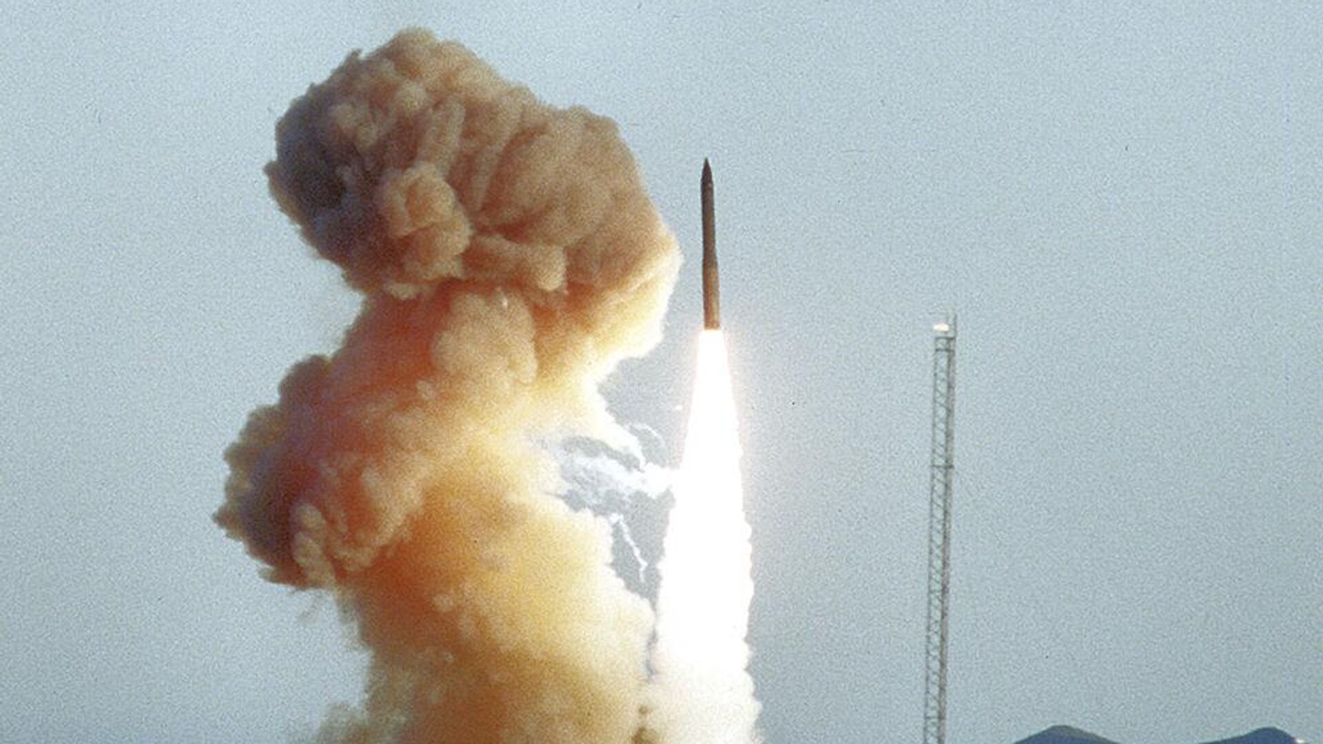 Запуск американской баллистической межконтинентальной ракеты Minuteman III. Архивное фото - Sputnik Узбекистан, 1920, 03.11.2023