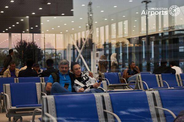 В аэропорту Ташкент открылась зона для встречающих. - Sputnik Узбекистан