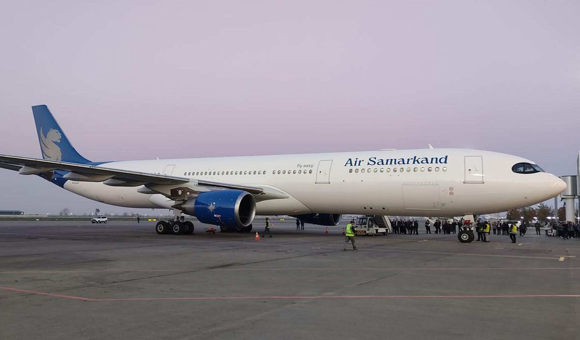 В аэропорту Самарканда встретили первый борт авиакомпании Air Samarkand  - Sputnik Ўзбекистон, 1920, 03.11.2023